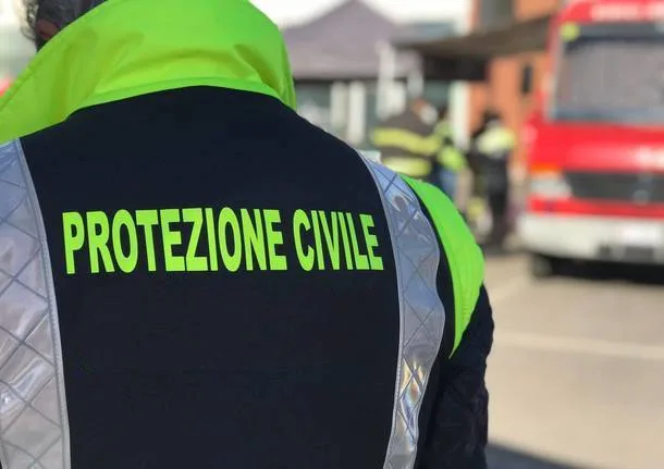 Membro protezione civile di spalle